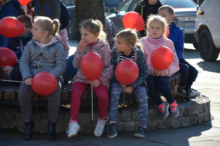 W Gorlicach jest dzisiaj biało-czerwono. Na płycie rynku powstała żywa flaga. Przyszły setki uczniów z biało-czerwonymi balonikami