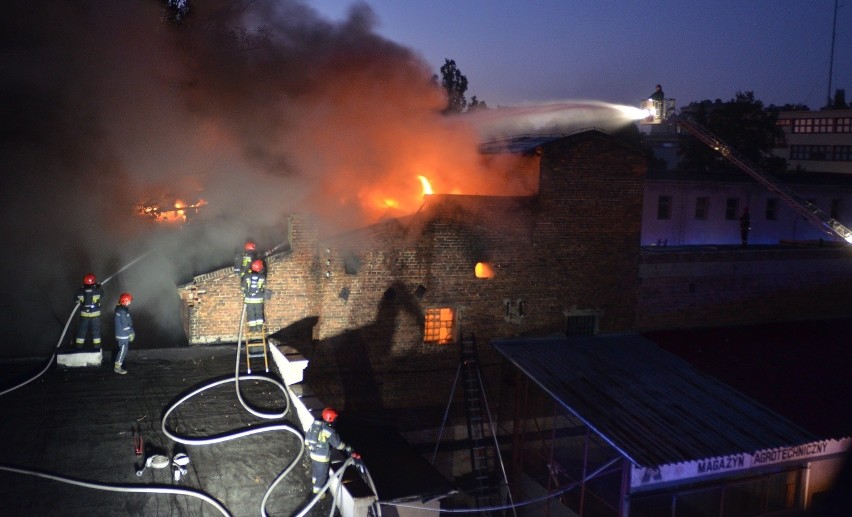 Pożar pustostanu na Lipowej. Spłonął 200 metrowy dach budynku [ZDJĘCIA+FILM]