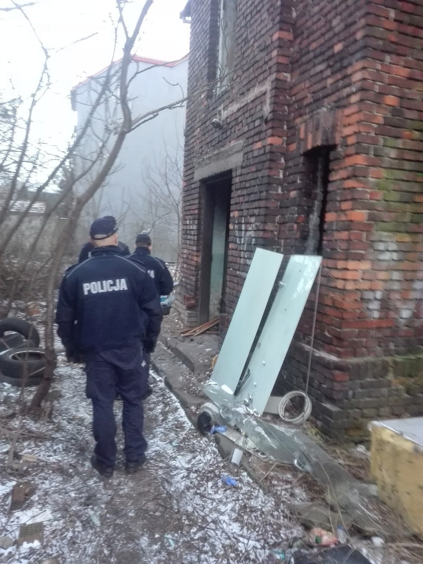 Kraków. Bezdomni śpią w tragicznych warunkach. Policja reaguje [ZDJĘCIA]