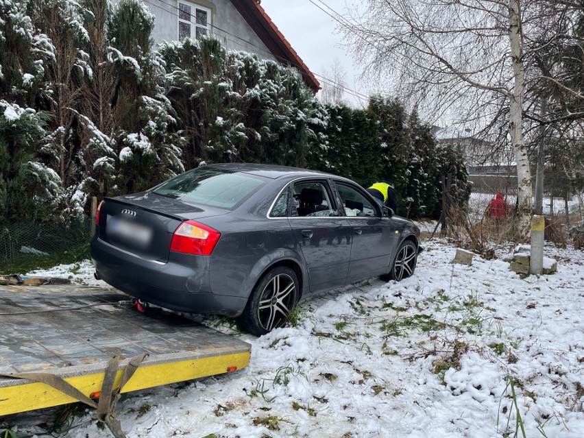 Mężczyzna uciekł z miejsca zdarzenia autem kobiety (audi)....