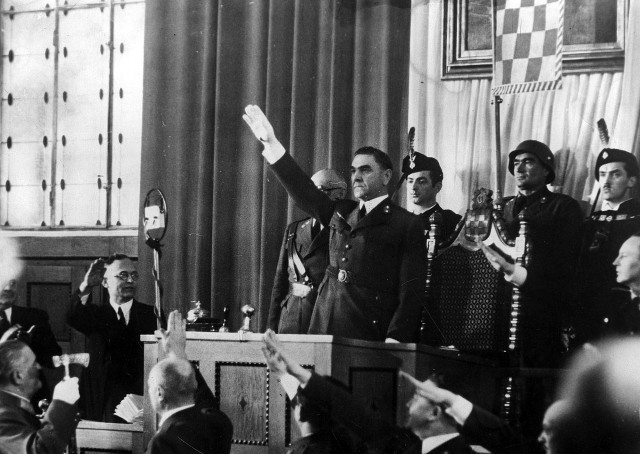 Ante Pavelić pozdrawia członków parlamentu Niepodległego Państwa Chorwackiego, luty 1942 r.
