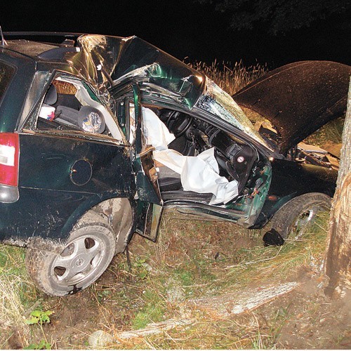 18-letni Łukasz z Karsiboru nie przeżył uderzenia w drzewo. Gdyby jego prowadzący auto kolega był trzeźwy, prawdopodobnie w ogóle nie doszłoby do wypadku.