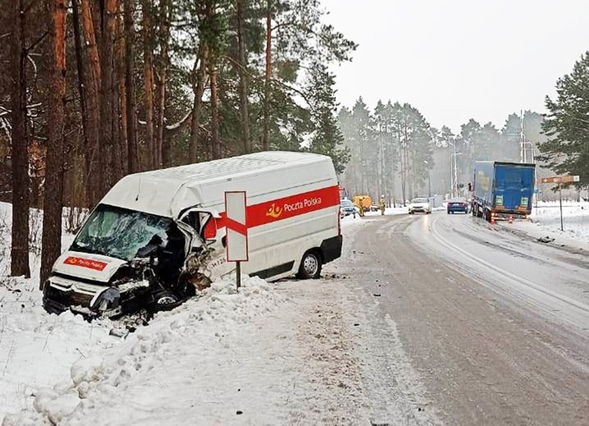 Osowiec. Wypadek trzech samochodów na drodze krajowej nr 65 Białystok - Ełk. Bus pocztowy w rowie, jedna osoba trafiła do szpitala