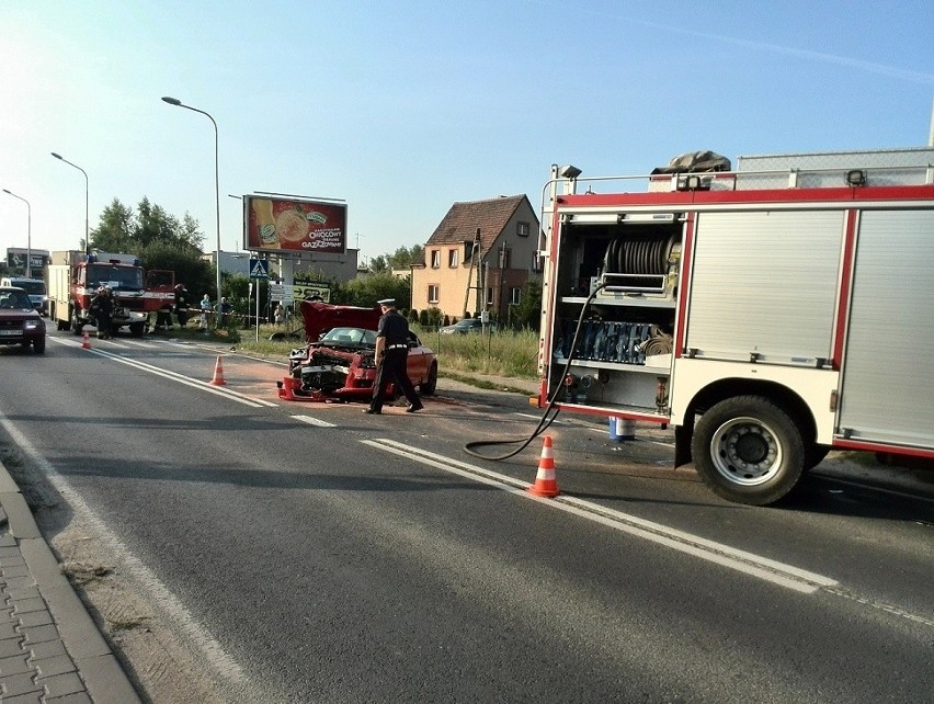 Wypadek w Radwanicach. Jedna osoba uwięziona w aucie. Ruch wahadłowy (ZDJĘCIA)