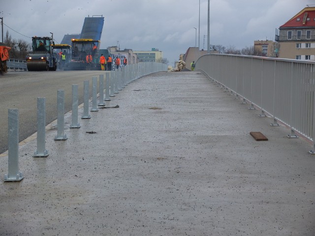 Wylewanie ostatniej warstwy asfaltu na moście na ulicy Niemodlińskiej.