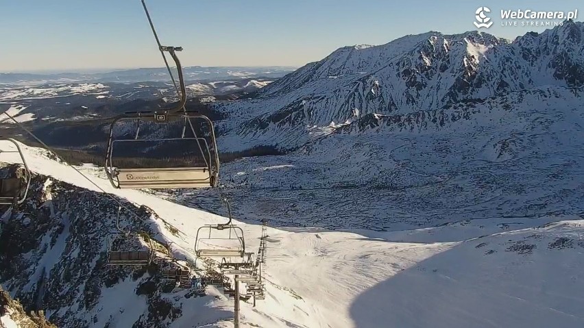 Widok na Halę Gąsienicową i działający tam wyciąg narciarski