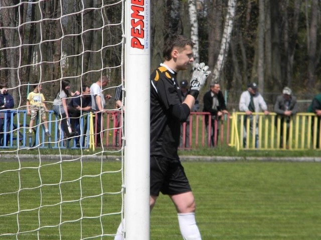 Bramkarz Kolbuszowianki Mateusz Kozioł dwukrotnie musiał wyciągać piłkę z siatki.
