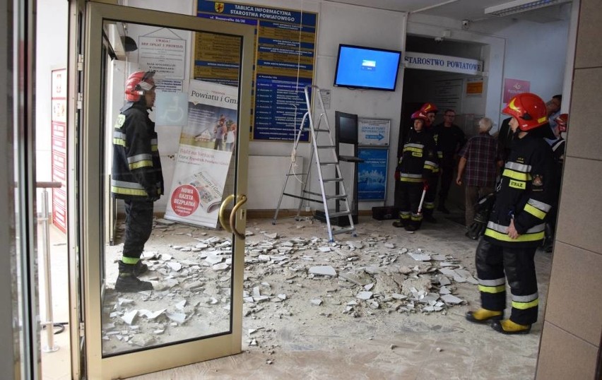 W holu budynku urzędu w Inowrocławiu od sufitu odpadł tynk....