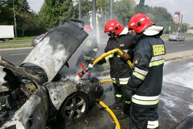 Kraków: pożar samochodu przy al. Powstania Warszawskiego [ZDJĘCIA, VIDEO]