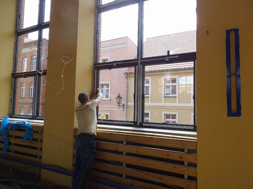 Wymiana okien w Szkole Podstawowej nr 2 w Chełmnie