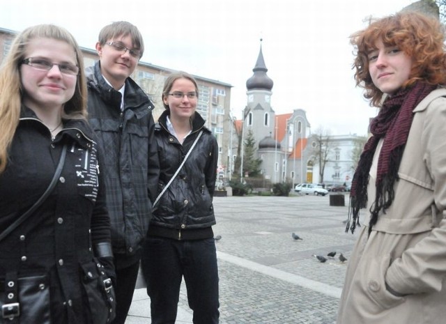 Ania Grycan, Jarek Stein, Marzena Kubisiak oraz Magda Koprowska są już po egzaminie i omawiają pytania. Ciężko było w tym roku?