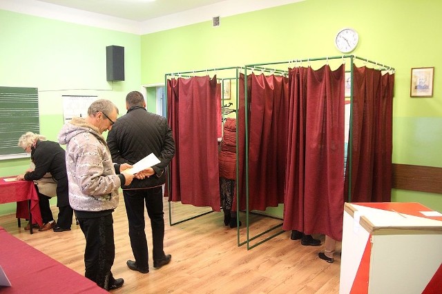 Głosowanie w OKW w Zespole Szkół Muzycznych we Włocławku