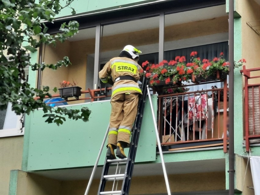 Dwuletnie dziecko zatrzasnęło się na balkonie i nie mogło...