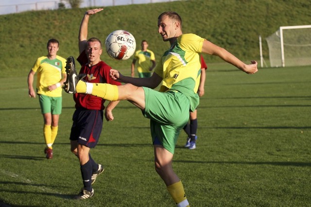 W środę w Dąbrowie Białostockiej, Dąb (żółte koszulki) zremisował po zaciętym meczu 1:1 z Pogonią Łapy