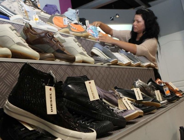 W sklepie Sam's można znaleźć m.in. obuwie takich marek jak Diesel czy Puma.