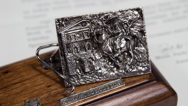 „Pod młotek” pójdzie srebrna, miniaturowa płaskorzeźba z miasta Grosseto, ofiarowana przez papieża Franciszka.