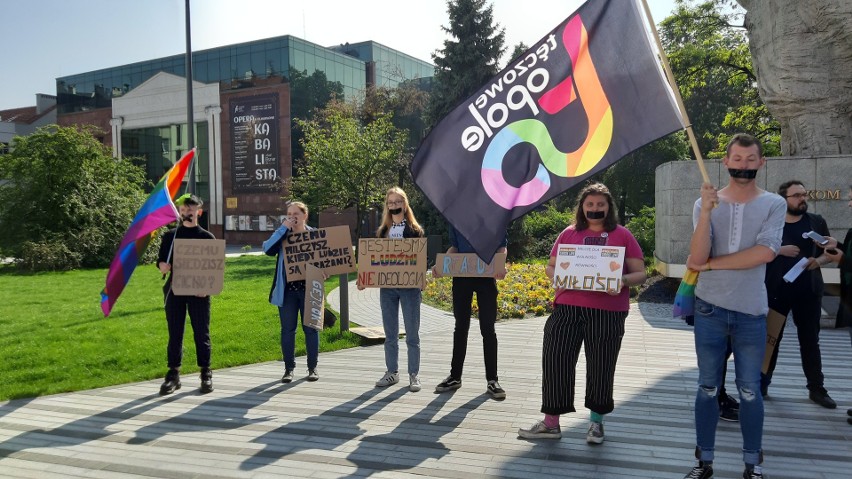 Tęczowe Opole zorganizowało Dzień Milczenia, by sprzeciwić się dyskryminacji osób LGBT. Jak odpowiedzieli przeciwnicy?