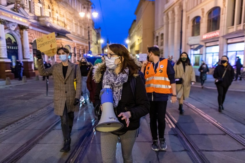 Strajk kobiet w Bydgoszczy - manifestanci zablokowali ruch...