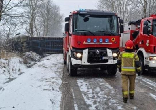 Poważny wypadek na DW 796 w Wysokiej. Droga jest całkowicie...