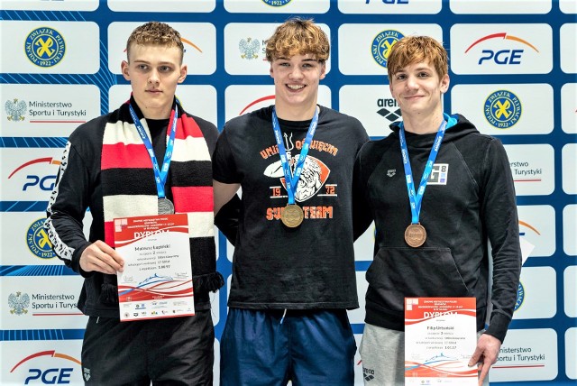 Bartosz Loter (w środku) ze złotym medalem mistrzostw Polski na 100 metrów stylem klasycznym juniorów 17- i 18-letnich