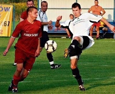 Piast Wołowice (czerwone stroje) i Czarni Staniątki (białe koszulki) to czołowe drużyny ligi Fot. Artur Bogacki