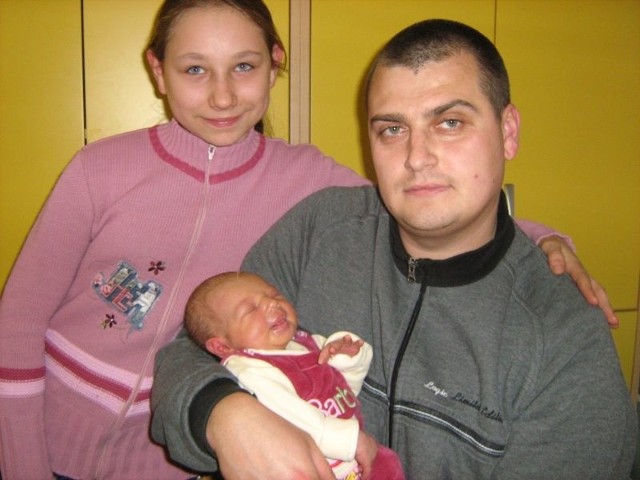 Weronika Dąbrowska z tatą i siostrą