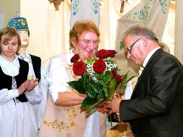 Jolanta Bągorska przyjmuje gratulacje i kwiaty