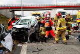 Groźny wypadek na trasie S61 Ełk – Suwałki. Zderzenie mercedesa z KIA. Jeden kierowca zakleszczony w aucie, drugi odwieziony do szpitala