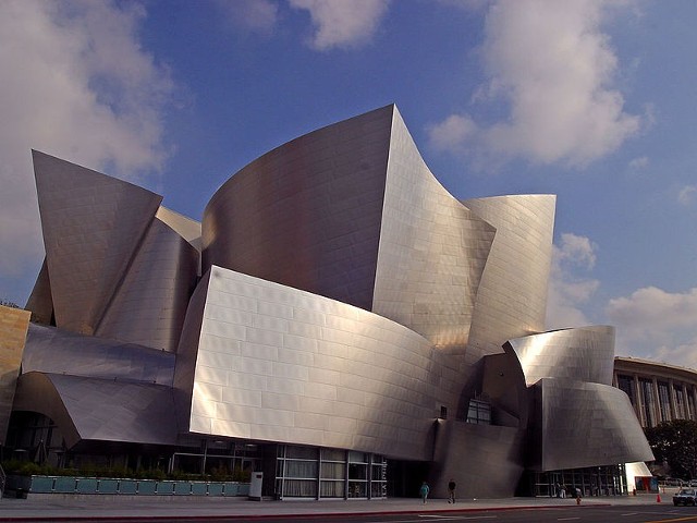 Najlepsze sale koncertowe świata - Walt Disney Concert Hall - pracę nad projektem budynku rozpoczęły się  w 1987 roku. Architektem został Frank Gehry jeden z głównych przedstawicieli dekonstruktywizmu oraz laureat nagrody Pritzkera. Budynek został ukończony w 2003 roku, koszt jego budowy wyniósł 274 milionów dolarów. Większość została sfinansowana przez prywatnych sponsorów oraz z darowizn. Firma The Walt Disney Company dołożyła 110 milionów dolarów. Przy budowie pracował Yasushisa Toyota - mistrz akustyki, który również pracował przy budowie nowej siedziby Narodowej Orkiestry Symfonicznej Polskiego Radia. Aktualnie Walt Disney Concert Hall jest domem dla Los Angeles Philharmonic Orchestra.