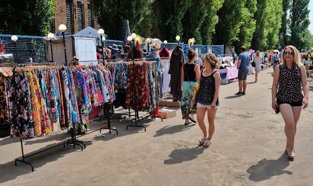 W niedzielę na Nocnym Targu Towarzyskim w Poznaniu stanął Grand Bazar. Ponad czterdziestu młodych projektantów i marek z całej Polski przyjechało, by zaprezentować się poznaniakom. Wydarzeniu towarzyszył kiermasz "Winyl na wagę".Przejdź do kolejnego zdjęcia --->