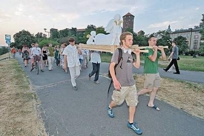 Kondukt, wraz ze statuą, przeszedł wzdłuż Wisły do dawnych hal firmy kosmetycznej Miraculum, gdzie działa klub Fabryka Fot. Anna Kaczmarz