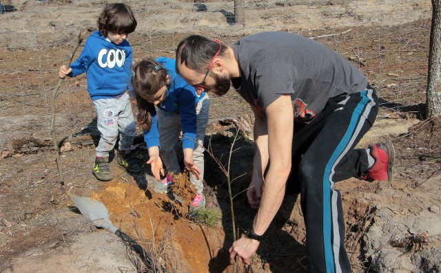 Udział w akcji "Grudziądzanie sadzą las" to dobry pomysł na rodzinne spędzenie najbliższej soboty