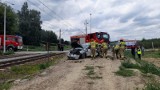 Zderzenie volkswagena z lokomotywą elektryczną na niestrzeżonym przejeździe w gminie Dwikozy. Kierowca ranny