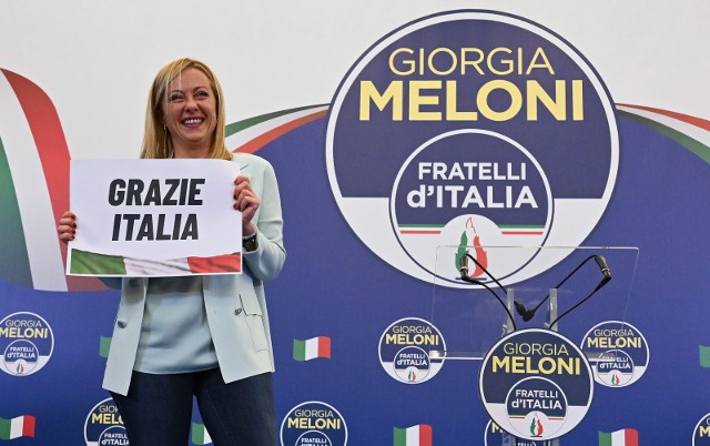 Koalicja na czele z Fratelli d'Italia (Bracia Włosi) Giorgii Meloni otrzymała w niedzielnych wyborach parlamentarnych około 43 procent głosów pozostawiając daleko w tyle centrolewicę, która uzyskała zaledwie 26 procent