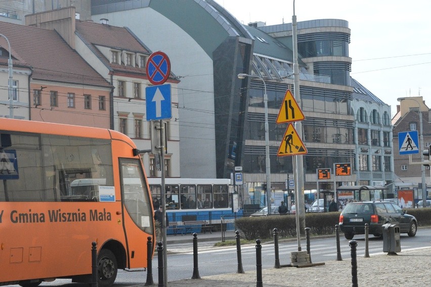 Wrocław: Awaria wodociągowa w samym centrum. Uwaga na utrudnienia (ZDJĘCIA)