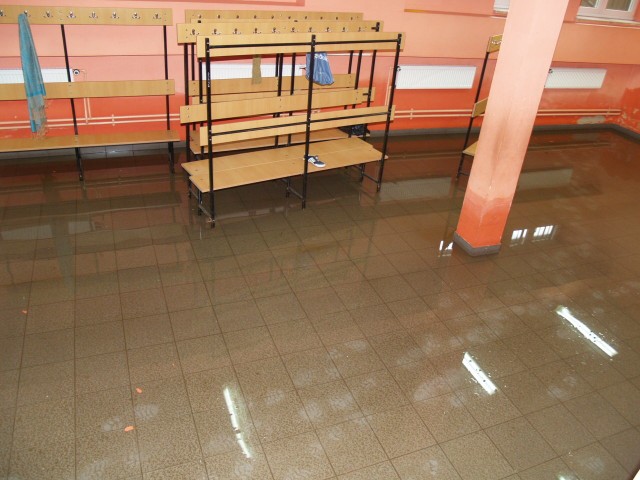 W piwnicach szkoły podstawowej w Leszczydole Starym ciągle jest woda