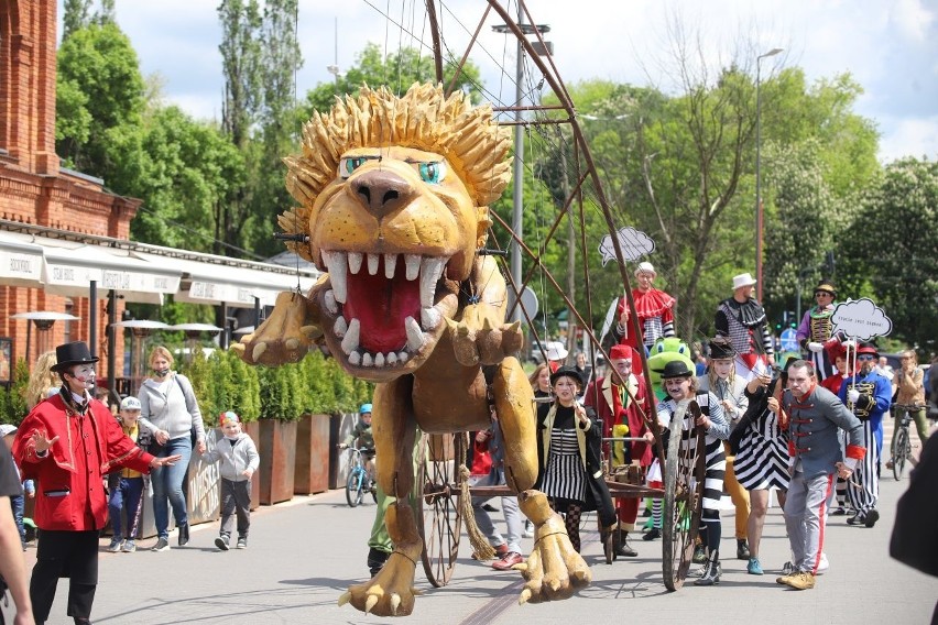 Słoń co stoi na trąbie, śpiewająca żyrafa i lew, który chce pożreć tresera, czyli spektakle dla dzieci na rynku Manufaktury w Łodzi