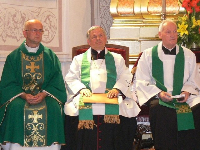 Biskup radomski Henryk Tomasik (w środku) wprowadzając do Suchedniowa księdza Sikorskiego &#8211; z lewej, za infułata Wójcika &#8211; z prawej pewnie się nie spodziewał, jakie wywoła to skutki.