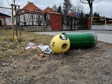 Urząd miasta w Ostrowi apeluje: "nie bądź obojętny na dewastacje". Ktoś bezmyślnie niszczy ławki i śmietniki