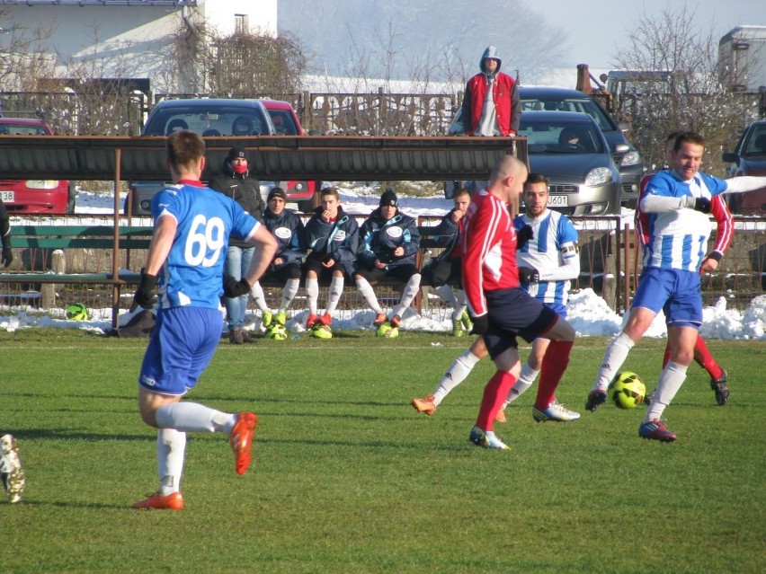 Warmia Grajewo (czerwone koszulki) wygrała 1:0 na wyjeździe...