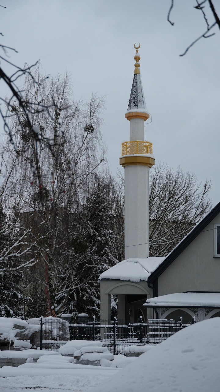 Dom Kultury Muzułmańskiej ma teraz minaret. Meczet w Białymstoku w zimowej scenerii (wideo, zdjęcia)