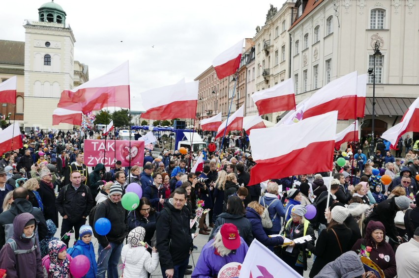 Warszawa: XVI Narodowy Marsz Życia i Rodziny przeszedł ulicami stolicy pod hasłem "Tato - bądź, prowadź, chroń"