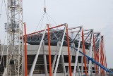 Białystok. Ruszył montaż dźwigarów na stadionie.