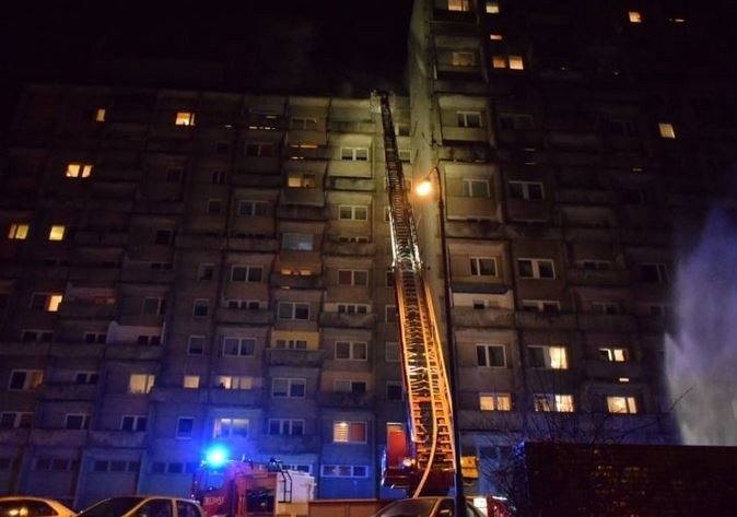 Aż 11 zastępów gasiło pożar mieszkania na 10. piętrze...