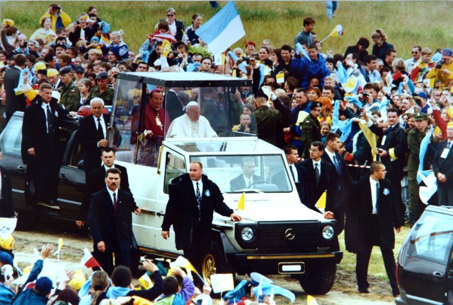 Przejazd papamobile na bydgoskim lotnisku 7 czerwca 1999 r. 