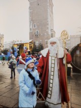 Na tropie świętego Mikołaja, gdy odwiedzał Kraków przed laty. Czasami przyjeżdżał maluchem, a czasami dorożką, lecz zawsze miał prezenty