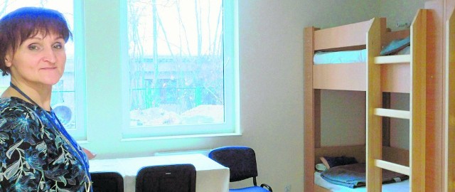          Dorota Ławniczak, wicedyrektor Miejskiego Ośrodka Pomocy Rodzinie prezentuje nowe mieszkania dla osób bezdomnych, obciążonych nałogami i po wyroku, którzy nie mają własnego lokum.