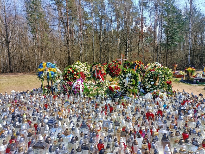 Grób Krzysztofa Krawczyka cały w kwiatach! Na kilka tygodni...