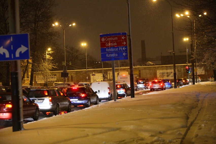 ORKAN FRIEDERIKE. Orkan Fryderyka w Łodzi: korki, nie jeżdżą...