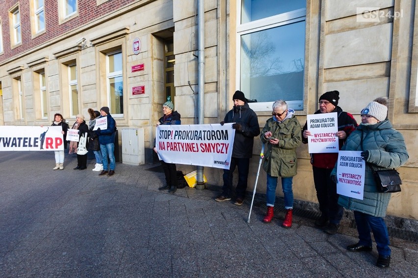 Protest i wsparcie przed sądem w Szczecinie. Sąd bada zatrzymanie szefów KNF